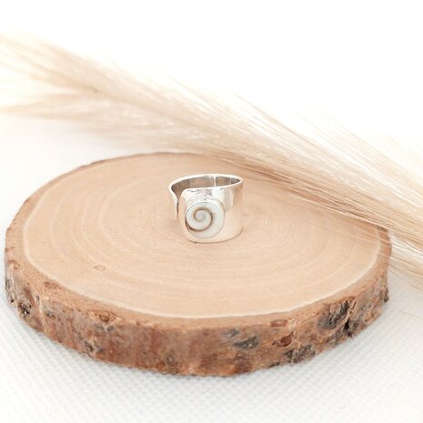 Ring met een shiva eye shell www.edenshop.nl